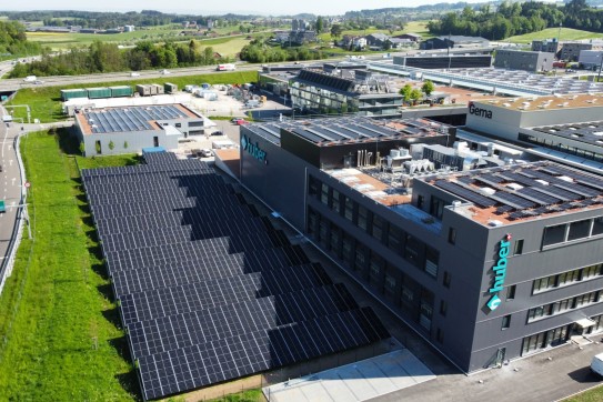 Freiflächenanlage mit einer Aufdachanlage in Gossau